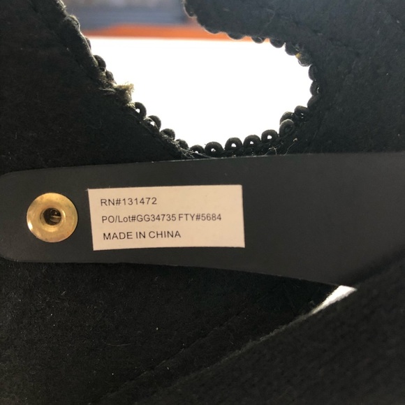 Masquerade Velvet Mask with Rhinestone detail. - Picture 6 of 8